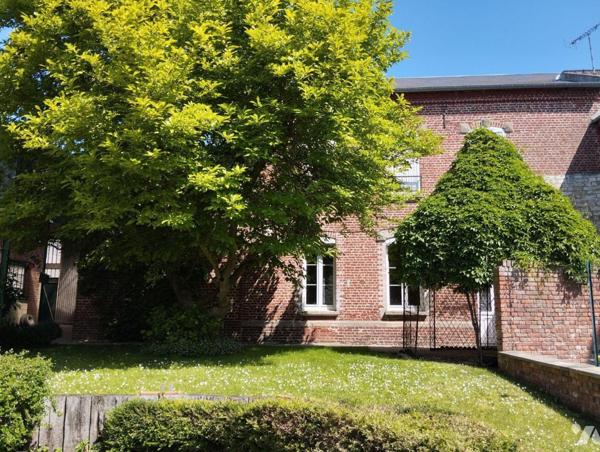 Nous vous proposons ce bien de qualité situé à CRECY SUR SERRE, centre bourg, offrant de beaux ...