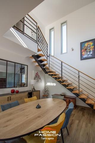 LES MATHES  MAISON CONTEMPORAINE DANS RÉSIDENCE PRIVÉE INTIMISTE