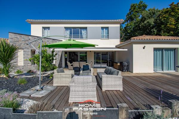 LES MATHES  MAISON CONTEMPORAINE DANS RÉSIDENCE PRIVÉE INTIMISTE