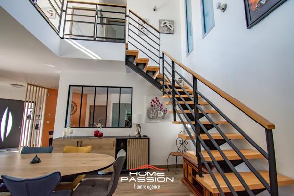 LES MATHES  MAISON CONTEMPORAINE DANS RÉSIDENCE PRIVÉE INTIMISTE