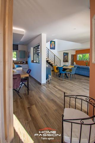 LES MATHES  MAISON CONTEMPORAINE DANS RÉSIDENCE PRIVÉE INTIMISTE