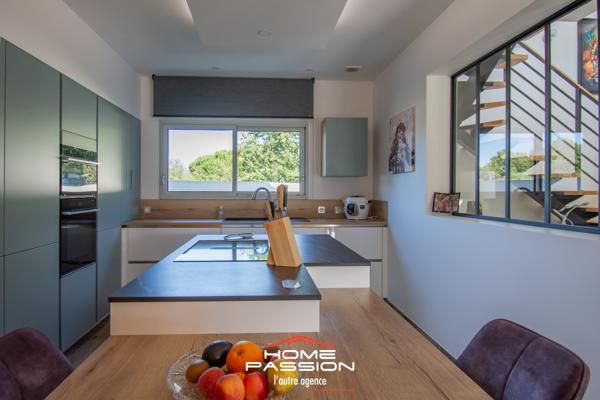 LES MATHES  MAISON CONTEMPORAINE DANS RÉSIDENCE PRIVÉE INTIMISTE