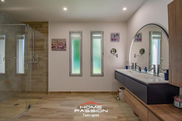 LES MATHES  MAISON CONTEMPORAINE DANS RÉSIDENCE PRIVÉE INTIMISTE