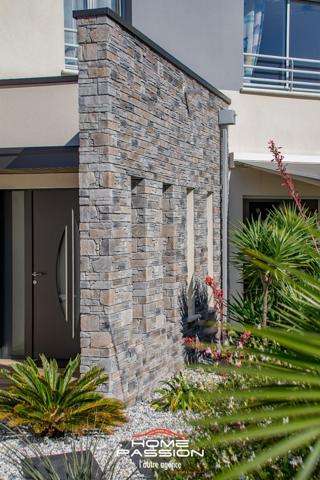 LES MATHES  MAISON CONTEMPORAINE DANS RÉSIDENCE PRIVÉE INTIMISTE