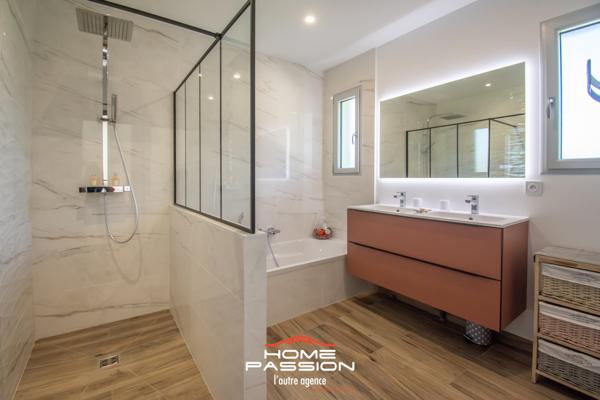 LES MATHES  MAISON CONTEMPORAINE DANS RÉSIDENCE PRIVÉE INTIMISTE