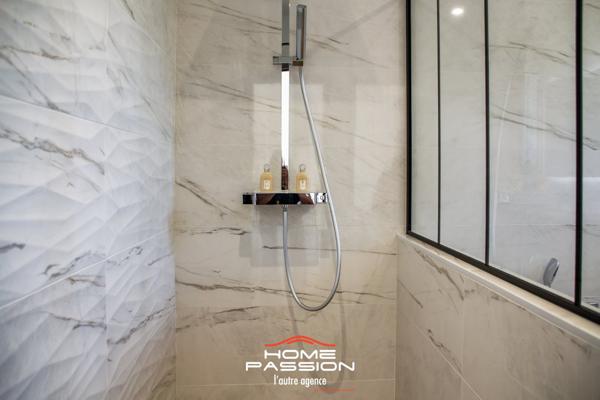 LES MATHES  MAISON CONTEMPORAINE DANS RÉSIDENCE PRIVÉE INTIMISTE