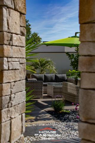 LES MATHES  MAISON CONTEMPORAINE DANS RÉSIDENCE PRIVÉE INTIMISTE