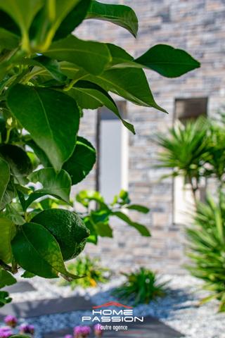 LES MATHES  MAISON CONTEMPORAINE DANS RÉSIDENCE PRIVÉE INTIMISTE