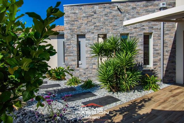 LES MATHES  MAISON CONTEMPORAINE DANS RÉSIDENCE PRIVÉE INTIMISTE