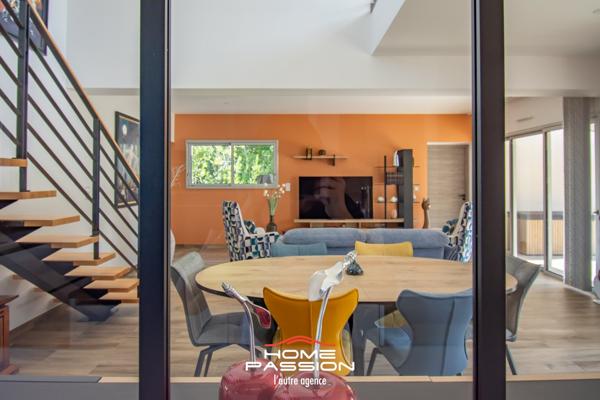 LES MATHES  MAISON CONTEMPORAINE DANS RÉSIDENCE PRIVÉE INTIMISTE