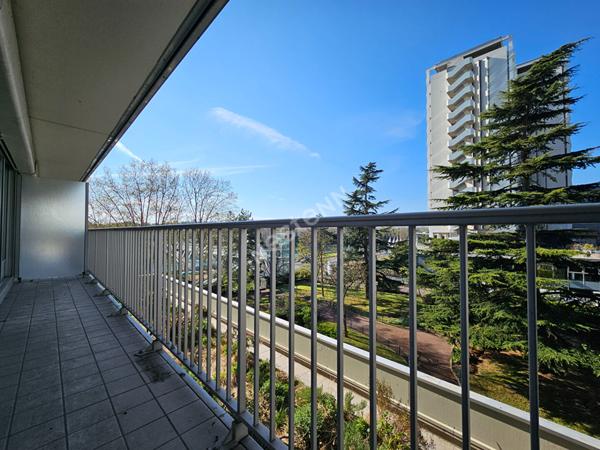 Puteaux : Résidence Bellerive, Appartement de 2 pièces de 51m² avec balcon, cave et parking