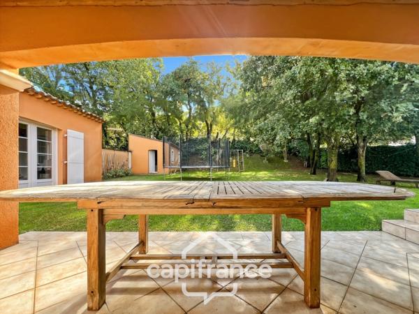 À Alleins, maison individuelle et familiale, de 165 m2, 5 chambres, où règnent calme et douceur de vivre, terrain de 945m2, piscine et dépendances