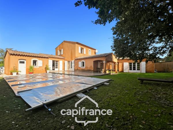 À Alleins, maison individuelle et familiale, de 165 m2, 5 chambres, où règnent calme et douceur de vivre, terrain de 945m2, piscine et dépendances