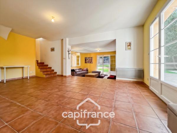 À Alleins, maison individuelle et familiale, de 165 m2, 5 chambres, où règnent calme et douceur de vivre, terrain de 945m2, piscine et dépendances