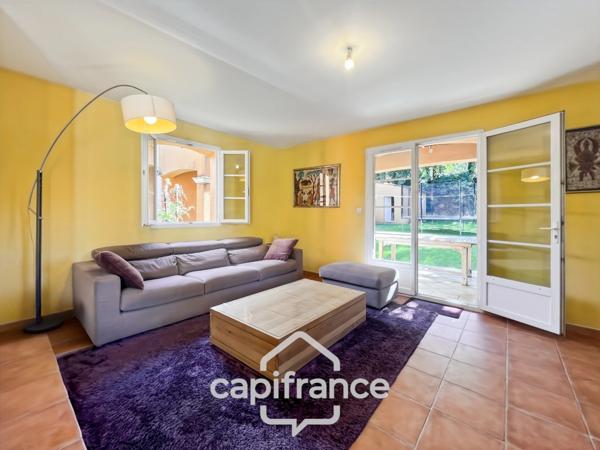 À Alleins, maison individuelle et familiale, de 165 m2, 5 chambres, où règnent calme et douceur de vivre, terrain de 945m2, piscine et dépendances