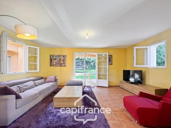 À Alleins, maison individuelle et familiale, de 165 m2, 5 chambres, où règnent calme et douceur de vivre, terrain de 945m2, piscine et dépendances