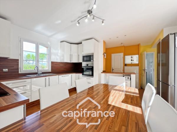 À Alleins, maison individuelle et familiale, de 165 m2, 5 chambres, où règnent calme et douceur de vivre, terrain de 945m2, piscine et dépendances