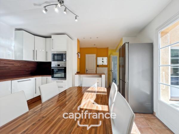 À Alleins, maison individuelle et familiale, de 165 m2, 5 chambres, où règnent calme et douceur de vivre, terrain de 945m2, piscine et dépendances