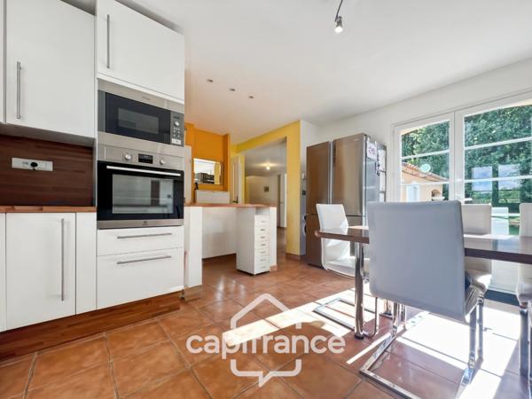 À Alleins, maison individuelle et familiale, de 165 m2, 5 chambres, où règnent calme et douceur de vivre, terrain de 945m2, piscine et dépendances