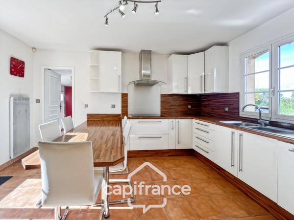 À Alleins, maison individuelle et familiale, de 165 m2, 5 chambres, où règnent calme et douceur de vivre, terrain de 945m2, piscine et dépendances