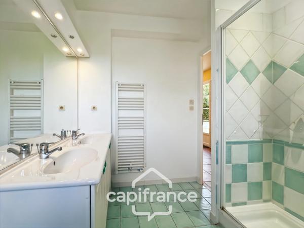 À Alleins, maison individuelle et familiale, de 165 m2, 5 chambres, où règnent calme et douceur de vivre, terrain de 945m2, piscine et dépendances