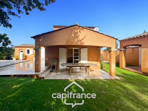 À Alleins, maison individuelle et familiale, de 165 m2, 5 chambres, où règnent calme et douceur de vivre, terrain de 945m2, piscine et dépendances