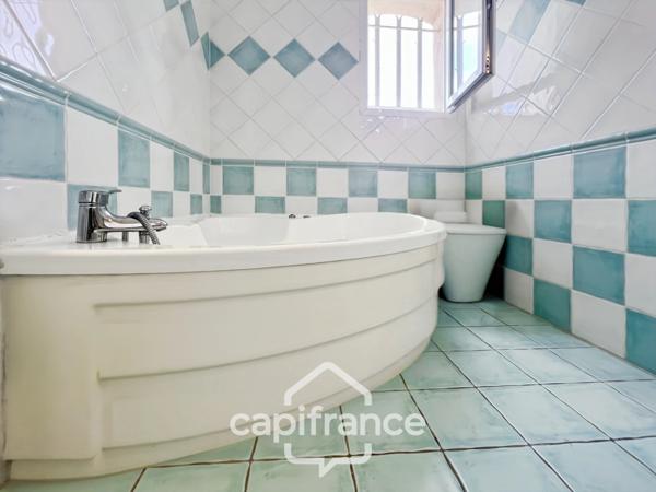 À Alleins, maison individuelle et familiale, de 165 m2, 5 chambres, où règnent calme et douceur de vivre, terrain de 945m2, piscine et dépendances