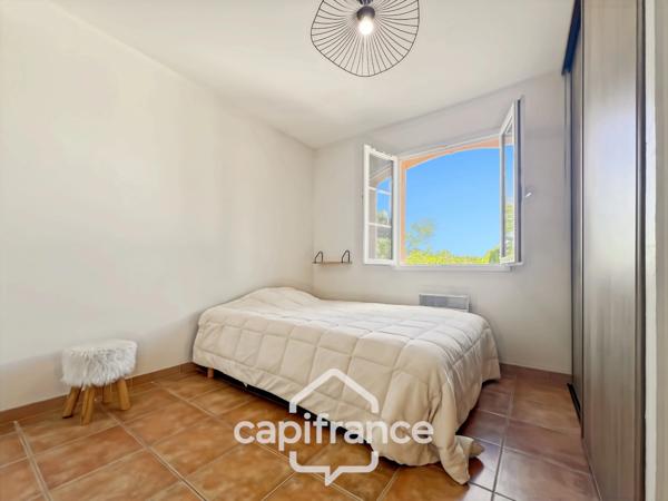 À Alleins, maison individuelle et familiale, de 165 m2, 5 chambres, où règnent calme et douceur de vivre, terrain de 945m2, piscine et dépendances