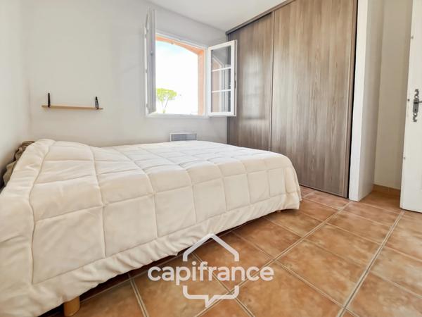 À Alleins, maison individuelle et familiale, de 165 m2, 5 chambres, où règnent calme et douceur de vivre, terrain de 945m2, piscine et dépendances