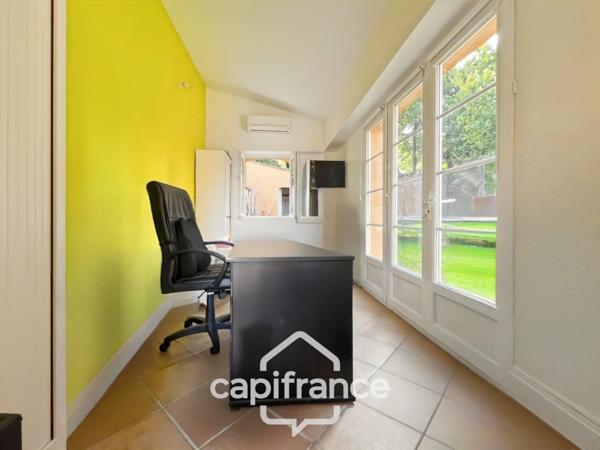 À Alleins, maison individuelle et familiale, de 165 m2, 5 chambres, où règnent calme et douceur de vivre, terrain de 945m2, piscine et dépendances