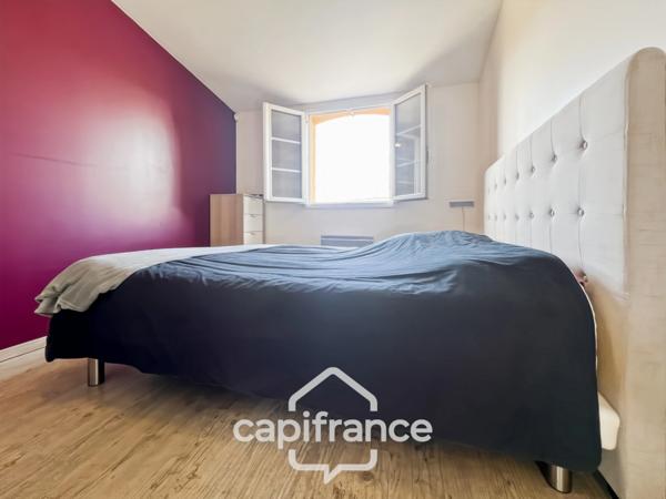 À Alleins, maison individuelle et familiale, de 165 m2, 5 chambres, où règnent calme et douceur de vivre, terrain de 945m2, piscine et dépendances