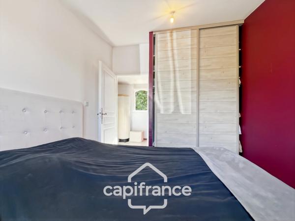 À Alleins, maison individuelle et familiale, de 165 m2, 5 chambres, où règnent calme et douceur de vivre, terrain de 945m2, piscine et dépendances