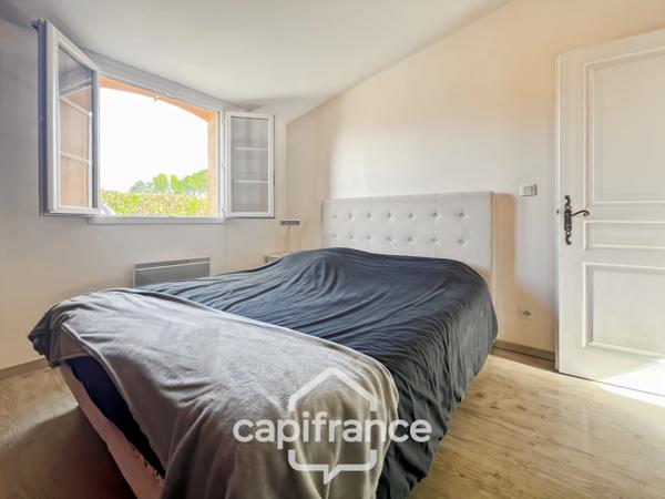 À Alleins, maison individuelle et familiale, de 165 m2, 5 chambres, où règnent calme et douceur de vivre, terrain de 945m2, piscine et dépendances