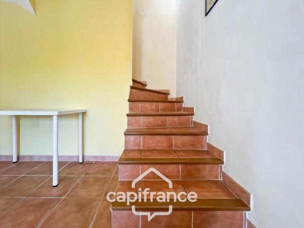 À Alleins, maison individuelle et familiale, de 165 m2, 5 chambres, où règnent calme et douceur de vivre, terrain de 945m2, piscine et dépendances