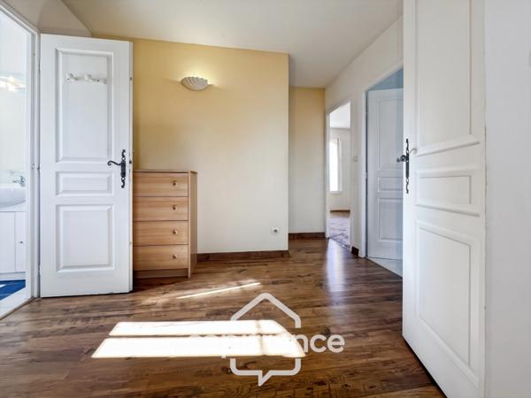 À Alleins, maison individuelle et familiale, de 165 m2, 5 chambres, où règnent calme et douceur de vivre, terrain de 945m2, piscine et dépendances