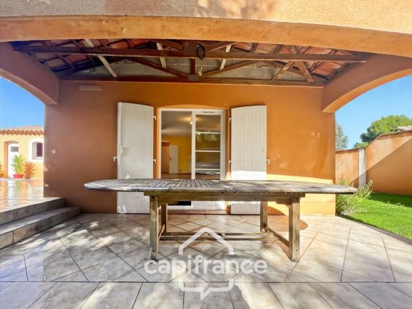 À Alleins, maison individuelle et familiale, de 165 m2, 5 chambres, où règnent calme et douceur de vivre, terrain de 945m2, piscine et dépendances