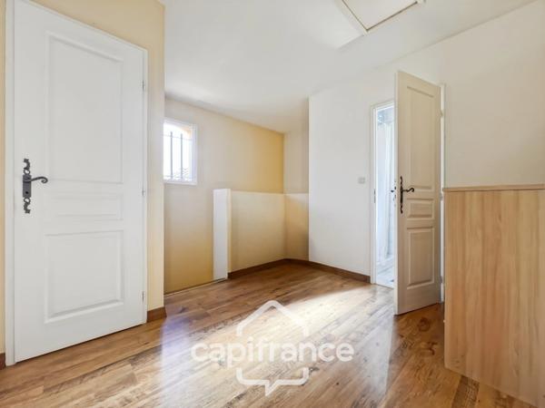 À Alleins, maison individuelle et familiale, de 165 m2, 5 chambres, où règnent calme et douceur de vivre, terrain de 945m2, piscine et dépendances