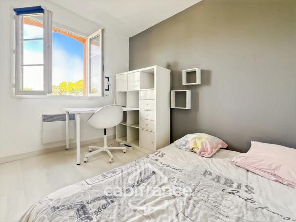 À Alleins, maison individuelle et familiale, de 165 m2, 5 chambres, où règnent calme et douceur de vivre, terrain de 945m2, piscine et dépendances