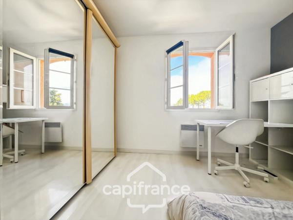 À Alleins, maison individuelle et familiale, de 165 m2, 5 chambres, où règnent calme et douceur de vivre, terrain de 945m2, piscine et dépendances