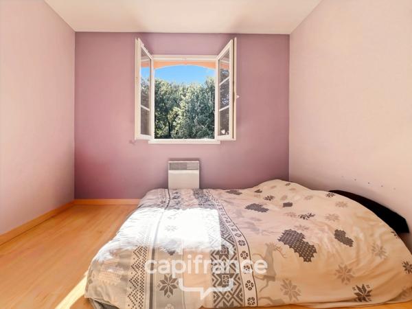 À Alleins, maison individuelle et familiale, de 165 m2, 5 chambres, où règnent calme et douceur de vivre, terrain de 945m2, piscine et dépendances