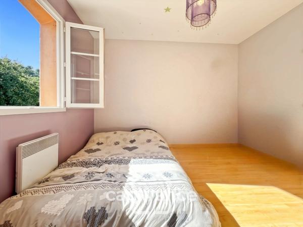 À Alleins, maison individuelle et familiale, de 165 m2, 5 chambres, où règnent calme et douceur de vivre, terrain de 945m2, piscine et dépendances