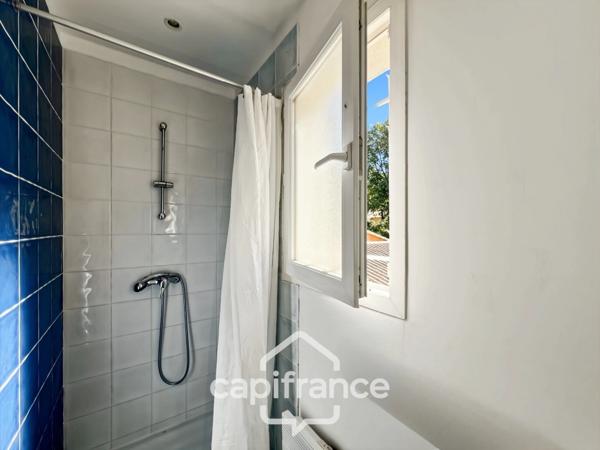 À Alleins, maison individuelle et familiale, de 165 m2, 5 chambres, où règnent calme et douceur de vivre, terrain de 945m2, piscine et dépendances