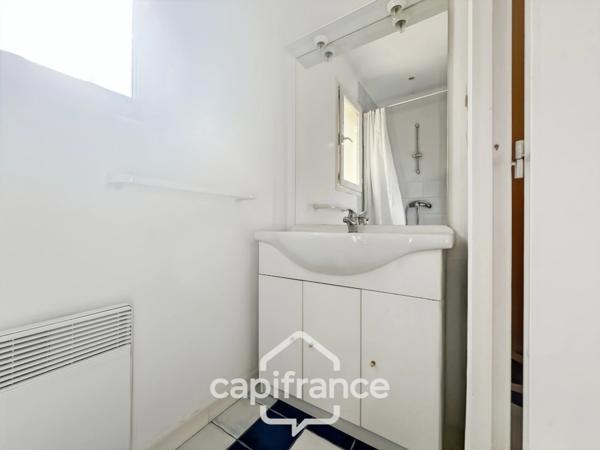 À Alleins, maison individuelle et familiale, de 165 m2, 5 chambres, où règnent calme et douceur de vivre, terrain de 945m2, piscine et dépendances