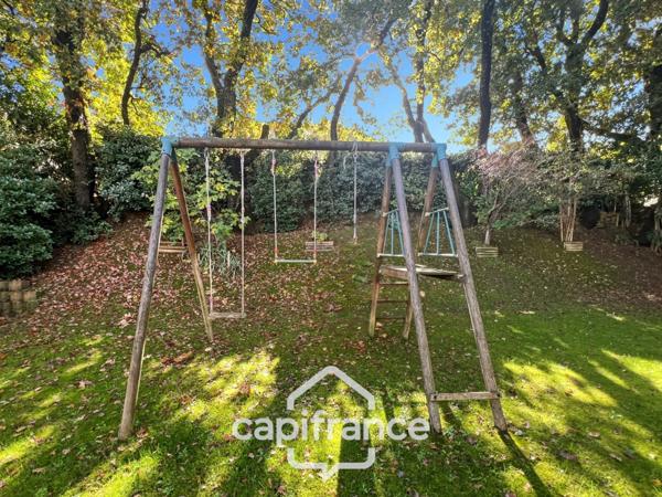 À Alleins, maison individuelle et familiale, de 165 m2, 5 chambres, où règnent calme et douceur de vivre, terrain de 945m2, piscine et dépendances