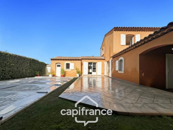 À Alleins, maison individuelle et familiale, de 165 m2, 5 chambres, où règnent calme et douceur de vivre, terrain de 945m2, piscine et dépendances