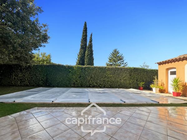 À Alleins, maison individuelle et familiale, de 165 m2, 5 chambres, où règnent calme et douceur de vivre, terrain de 945m2, piscine et dépendances