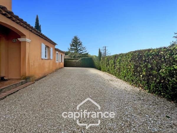 À Alleins, maison individuelle et familiale, de 165 m2, 5 chambres, où règnent calme et douceur de vivre, terrain de 945m2, piscine et dépendances