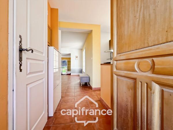 À Alleins, maison individuelle et familiale, de 165 m2, 5 chambres, où règnent calme et douceur de vivre, terrain de 945m2, piscine et dépendances