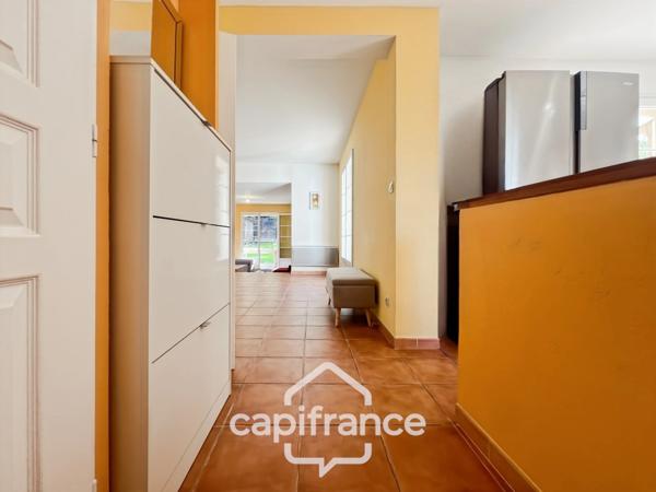 À Alleins, maison individuelle et familiale, de 165 m2, 5 chambres, où règnent calme et douceur de vivre, terrain de 945m2, piscine et dépendances