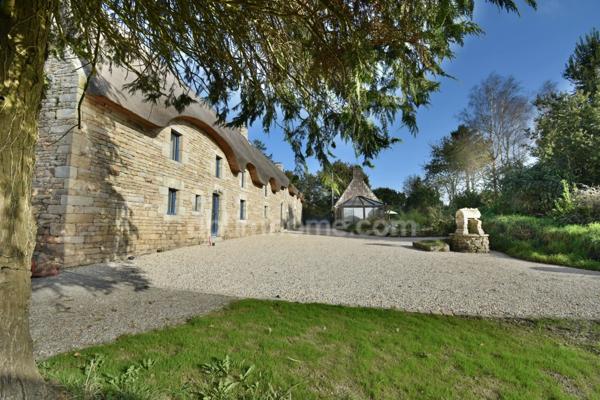 Prix réajusté pour cet exceptionnel ensemble de chaumières Bretonnes.